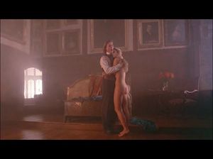 Обнаженная Элизабет Херли исполняет арию