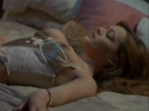 Мужчина страстно трахает невесту в первую брачную ночь