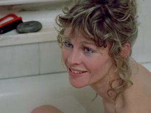 Игривая девица принимает ванну и заигрывает со своим мужем