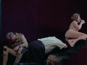 Зрелые мужики отмечают юбилей друга в компании распутных девок