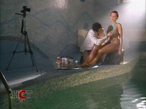 Художник новатор рисует на теле голой модели