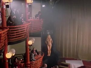 Мужчины смотрят интересное эротическое шоу