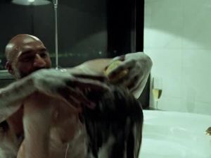 Сексуальная развратница резвится в ванной с очередным любовником