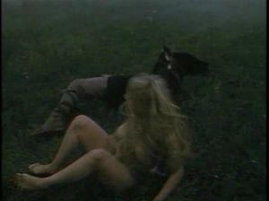 Голые девицы проводят безумный ритуал в поле