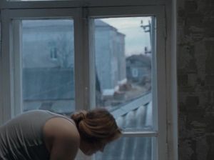 Мужчина помогает помыться толстой цыпочке