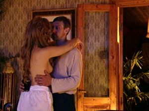 Полуобнаженная куколка танцует с мужчинами