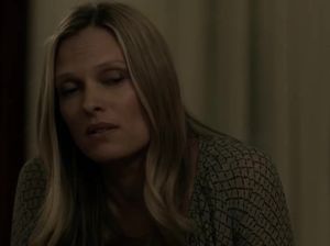 Изменяет своей жене с блондинкой в номере мотеля