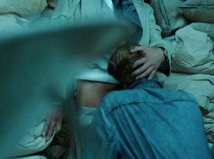 Подсматривает за минетом от молоденького гея