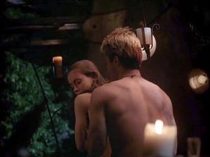 Парень тискает свою подружку и соблазняет на секс