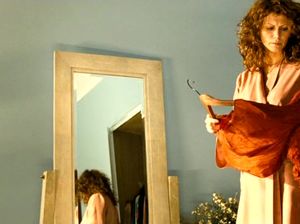 Красивая женщина переодевается и вспоминает прошлую ночь