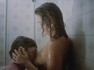 Парень пробрался к обольстительной соседке в душ