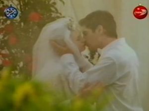 Парень самозабвенно трахает свою невесту в красивом саду