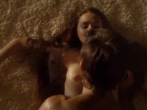 Страстная девушка занимается любовью на пляже