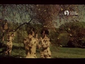 Голые подружки водят хоровод на полянке