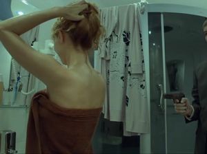 Мужик застал врасплох голую девицу в душе