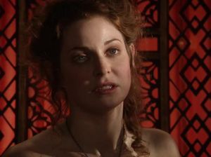 Голая шлюха ублажает знатного клиента в постели