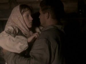 Мужчина раздевает понравишуюся ему девушку