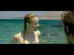 Девка купается в море голышом со своим новым другом