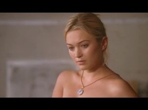 Молодая девушка позирует голой для своего парня