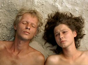 Женщина забрела на дикий пляж со своим любовником и стала его соблазнять