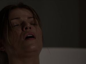 Красивая девица принимает ванну и вспоминает секс с любовником