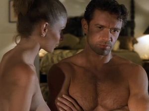 Мужик играет с проституткой в русскую рулетку