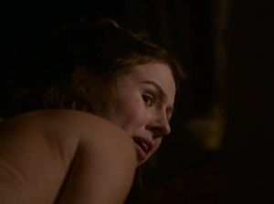 Молодой король извращенец издевается над шлюхами