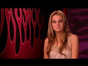 Участницы реалити-шоу  развлекаются у бассейна