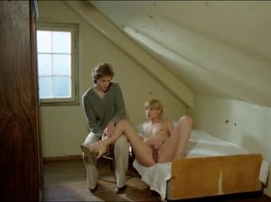 Парень ласкает киску опытной шлюшки