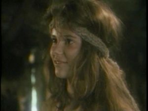 Сексуальная красотка рисует на теле голой подружки