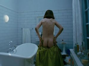 Женщина принимает ванну, не обращая внимание на присутствие мужчины