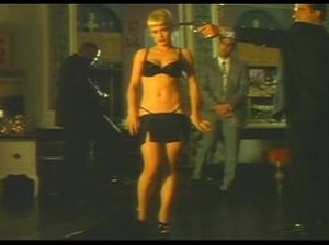 Бандиты заставили дерзкую сучку раздеться