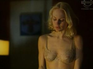 Девушка пытается соблазнить ненавистного ей мужчину