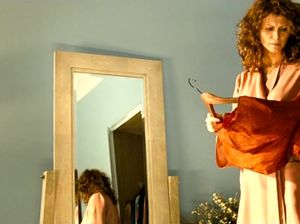 Мужчина делает своей любимой эротический массаж