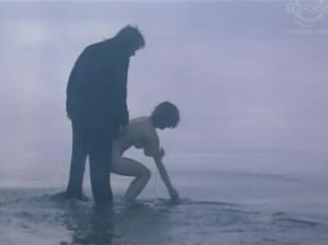 Игривая крошка залезла в воду голышом