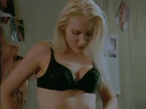 Сексуальная надзирательница трахается в камере с заключенным