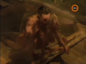 Мужчина занимается сексом в виртуальной реальности