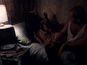 Взрослый мужчина раздевает худенькую дочку своей подруги