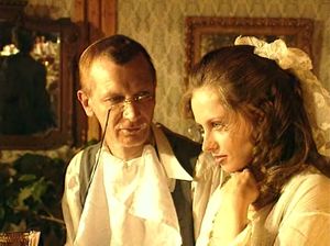 Женщина показывает киску под столом