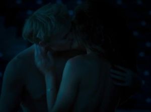 Малышка лежит с парнем в постели и вспоминает жаркую ночь