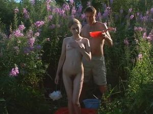 Зрелый мужчина купает дочку своей любовницы