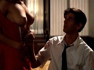 Мужчина ласкает сочные сиськи подруги