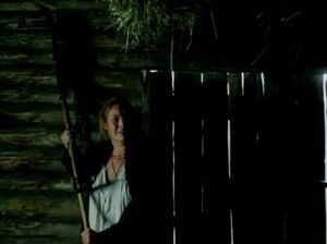 Мужик захотел трахнуть деревенсую бабу на сеновале