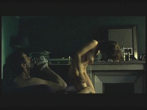 Голая жена расслбаляется с мужем на диване после секса