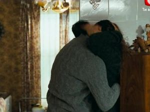 Секс супружеской пары на полу кухни