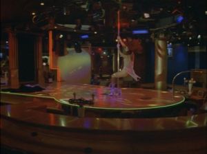 Горячие  цыпочки танцуют стриптиз в клубе