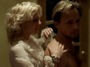 Мужчина развлекается с шаловливой подружкой