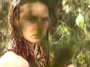 Молодая девушка соблазняет любимого под дождем