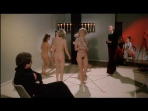 Мужик фотографирует голых красоток