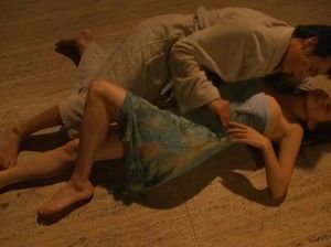 Страстное соитие красивой японской пары на полу